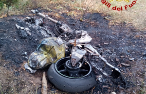 Gadoni, paura per un centauro: cade e la moto prende fuoco