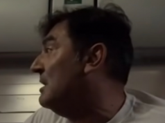 Disavventura per Max Giusti: aereo verso Olbia ha un blackout