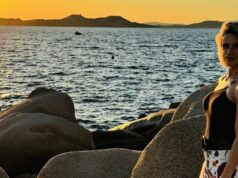 Giugno felice per Michelle Hunziker: primi tuffi in Sardegna