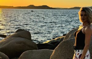 Giugno felice per Michelle Hunziker: primi tuffi in Sardegna