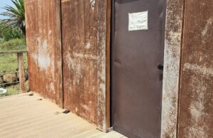 Poetto di Cagliari: bagni chiusi, trovati escrementi di fronte alla porta