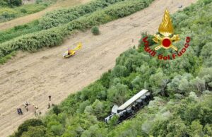 Tir precipita dal cavalcavia: elisoccorso sulla Sassari-Alghero