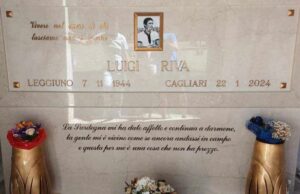 Gigi Riva, posata la lapide: foto con la maglia del Cagliari e dedica alla Sardegna