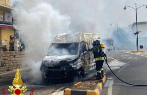 Paura a Olbia: autofurgone in fiamme, il conducente si mette in salvo