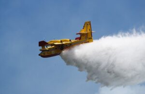 Incendi, 10 roghi in un giorno: grosso spiegamento di mezzi aerei su 4 fronti