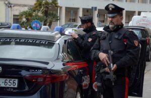 Carbonia, tenta di aggredire la madre e spintona i Carabinieri: arrestato