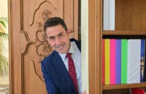 Il generale Vannacci arriva a Villasimius: attesa e curiosità nella cittadina