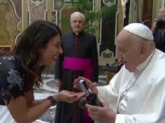 Papa Francesco, quando Geppi Cucciari gli regalò il mirto di Sardegna