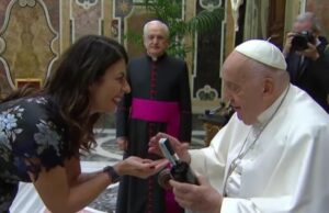 Il Papa incontra i comici in Vaticano, Geppi Cucciari gli regala il mirto sardo