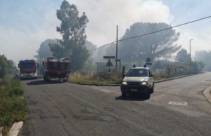 Pericoloso incendio nelle campagne di Siamaggiore: case evacuate