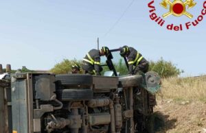 Porto Torres, si ribalta un camion per la pulizia delle strade: ferito un operatore
