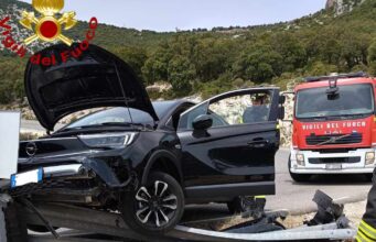 Cala Gonone, perde il controllo nelle curve e si schianta sul guardrail