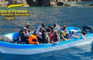 Barca con 18 migranti algerini incagliata a Capo Teulada