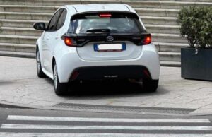 Cagliari, parcheggia sul marciapiede del Bastione: ira e ironia sui social