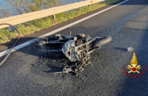 Scontro moto-furgone sulla 195: centauro muore avvolto dalle fiamme