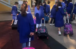 Elmas, a scuola una divisa al posto del grembiule: è polemica