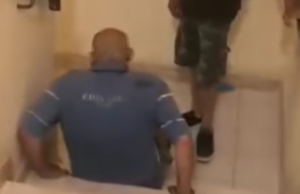 Cagliari, l’ascensore è rotto: invalido sale le scale con le braccia