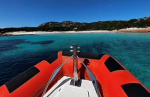 Con la barca sulla spiaggia di Budelli: influencer brasiliana multata