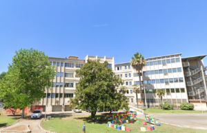 Oristano, scaglia il cellulare contro la moglie fuori dal tribunale: arrestato