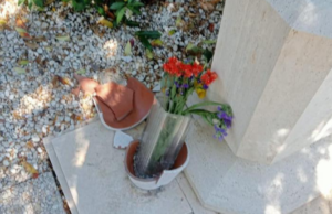 Profanata ancora la tomba di Berlinguer: “Gesto dal contenuto politico”