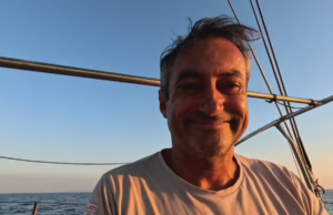 Giro del mondo in solitaria, il velista Andrea Mura torna a Cagliari