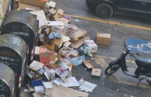 Cagliari, caos rifiuti alla Marina, i residenti: “Vergogna intollerabile”