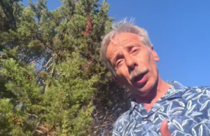 Giovanni Storti in Sardegna: “Da questo ginepro, si fa un liquore buonissimo”