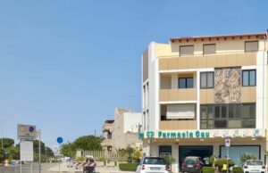 Monserrato, auto finisce contro la serranda della farmacia