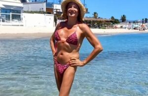 Insulti social a Luxuria, in bikini al Poetto di Cagliari