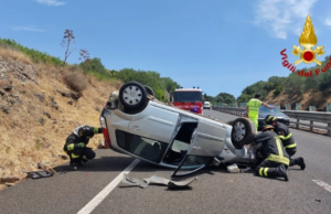 Auto si ribalta sulla 131: spavento per una donna