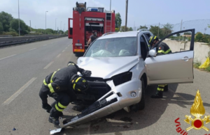Sassari, perde il controllo dell’auto e si schianta contro un palo