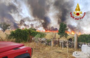 Grosso incendio a Ottana: sul posto 12 mezzi dei Vigili del fuoco