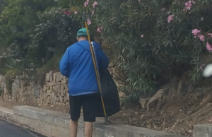 Villasimius, ex sindaco raccoglie ogni giorno i rifiuti abbandonati