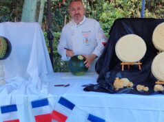 L’artista Adriano Cossu all’ambasciata francese per uno show carving