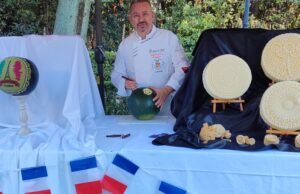 L’artista Adriano Cossu all’ambasciata francese per uno show carving