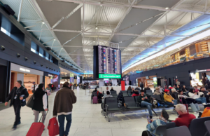 Paura sul volo Roma-Cagliari: l’aereo non decolla, passeggeri a terra