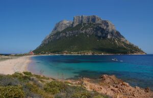 Turisti cafoni a Tavolara: sfrecciano con le moto d’acqua in area protetta