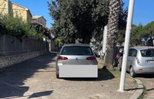 Cafoni al Poetto di Cagliari: auto parcheggiata sul marciapiede