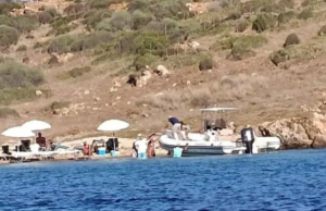 Turismo cafone a La Maddalena: picnic su un’isola protetta