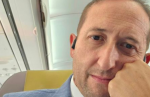 Singolare odissea per Giagoni: bloccato in aereo da un passeggero