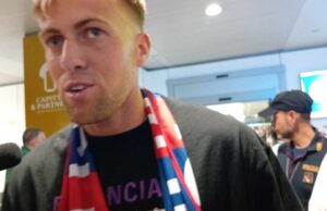 Felici, il nuovo acquisto del Cagliari accolto in aeroporto | Oggi subito al lavoro