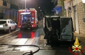 Alghero, fiamme nella notte: a fuoco un furgone
