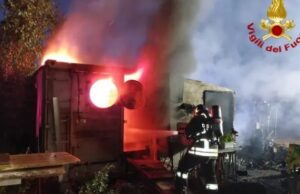 Budoni, attentato incendiario nella notte: in fiamme un’auto e un container