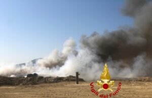 Paura a Sassari: scoppia un incendio nella discarica Scala Erre