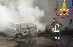Tula, auto in fiamme nella notte: i fumi intossicano dei residenti