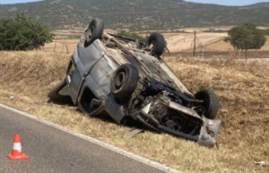 Ollastra, auto si ribalta in cunetta: donna in condizioni critiche
