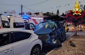 Posada, auto contro tir in pieno centro: due turiste incastrate tra le lamiere