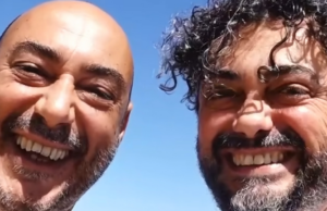 L’ironia di Pino e gli Anticorpi: “Vivere in Sardegna? Ci accontentiamo”