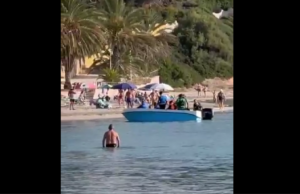 Sbarco di migranti a Sant’Antioco: i bagnanti li soccorrono
