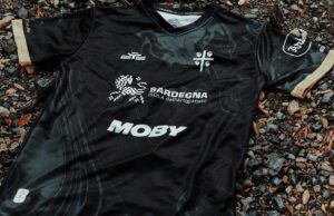 Cagliari, presentata la terza maglia “Mari e Perda”: tributo all’ossidiana